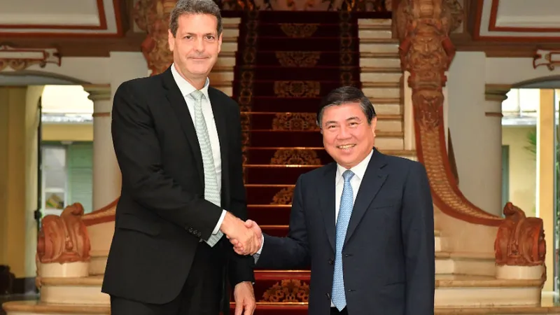 Chủ tịch UBND TPHCM Nguyễn Thành Phong tiếp ông Andrew Jeffries. Ảnh: VIỆT DŨNG