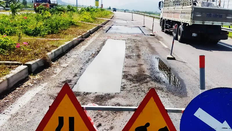 Tuyến quốc lộ 19 mới vừa đưa vào thông xe đã cắt vá. Ảnh: NGỌC OAI