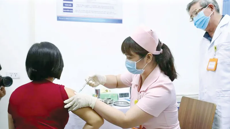 Tiêm vaccine Covivac cho người tình nguyện. Ảnh: CTV