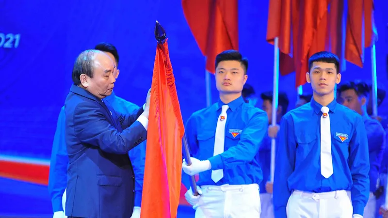 Thủ tướng Nguyễn Xuân Phúc gắn Huân chương Hồ Chí Minh lên cờ truyền thống của Trung ương Đoàn TNCS Hồ Chí Minh. Ảnh: TTXVN