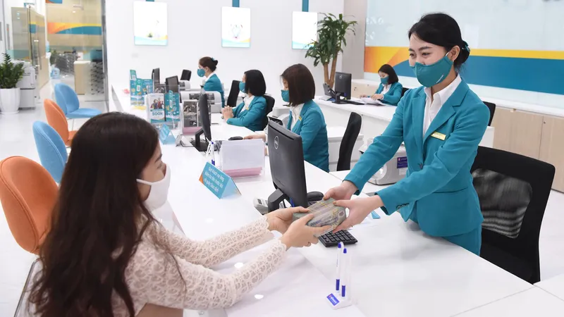 Hiện một số NHTM tăng lãi suất tiết kiệm nhằm cạnh tranh với các kênh đầu tư khác. Ảnh: HUY PHAN