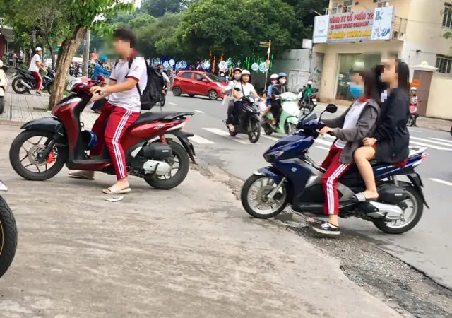 Một số học sinh sử dụng xe máy trên 50cc để đi học, không đội nón bảo hiểm