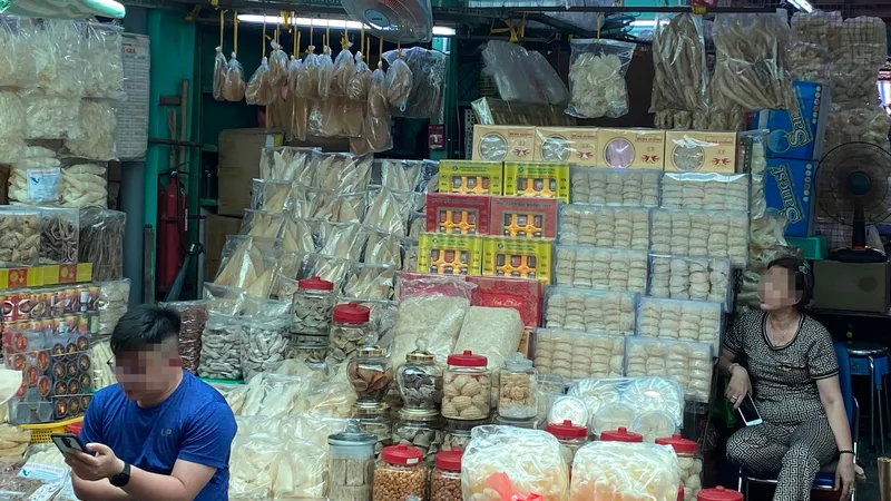 Tổ yến được bán tràn lan tại chợ Bình Tây, quận 6, TPHCM. Ảnh: HÂN GIA
