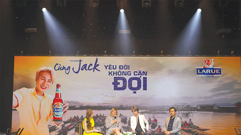 Jack là đại sứ thương hiệu đầu tiên của bia Larue