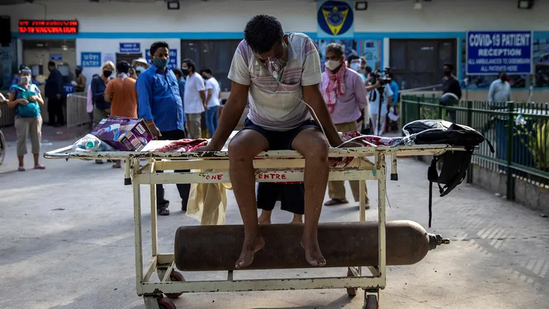 Một bệnh nhân Covid-19 chờ nhập viện tại New Delhi, Ấn Độ. Ảnh: REUTERS