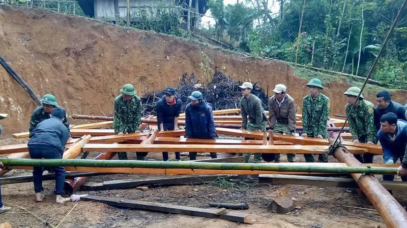 Cán bộ, chiến sĩ Đồn Biên phòng Tri Lễ tham gia dựng nhà mới cho gia đình bà Hà Thị Hoa (bản Cắm), là hộ nghèo, đơn thân