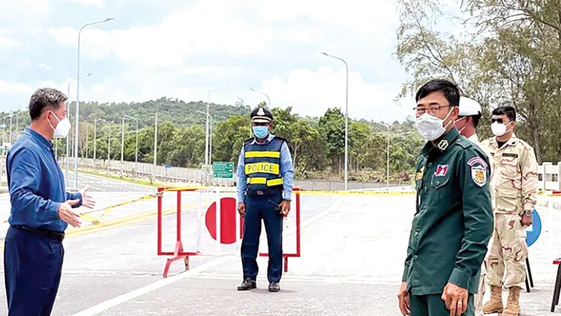 Ông Kuoch Chamroeun (trái), Thống đốc tỉnh Sihanoukville, Campuchia, kiểm tra chốt chặn trên đường vào tỉnh. Ảnh: Khmer Times