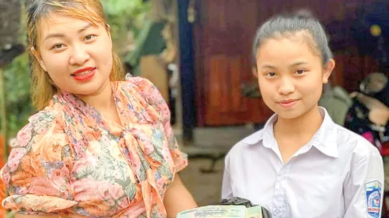  Em Bùi Thị Mỹ Dung vừa có hành động cao đẹp khi nhặt được gần 300 triệu đồng và 3 cây vàng đã mang trả lại người đánh rơi