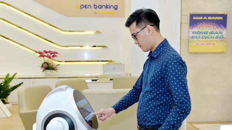 Robot OPBA chào đón khách hàng khi đến giao dịch tại Nam A Bank