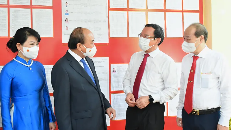 Chủ tịch nước Nguyễn Xuân Phúc trao đổi cùng Bí thư Thành ủy TPHCM Nguyễn Văn Nên sau khi bỏ phiếu. Ảnh: VIỆT DŨNG