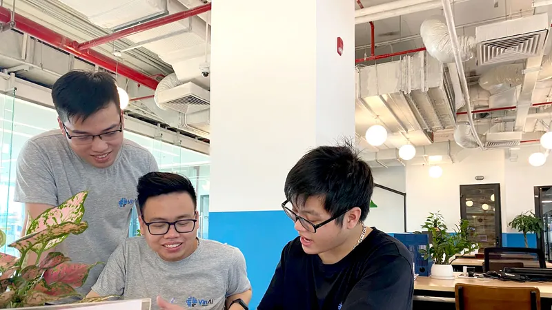 Các thực tập sinh đang cùng nhau học nhóm