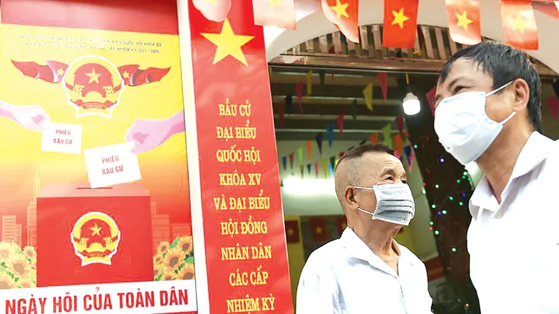 Người dân trước một điểm bỏ phiếu tại Hà Nội. Ảnh: REUTERS