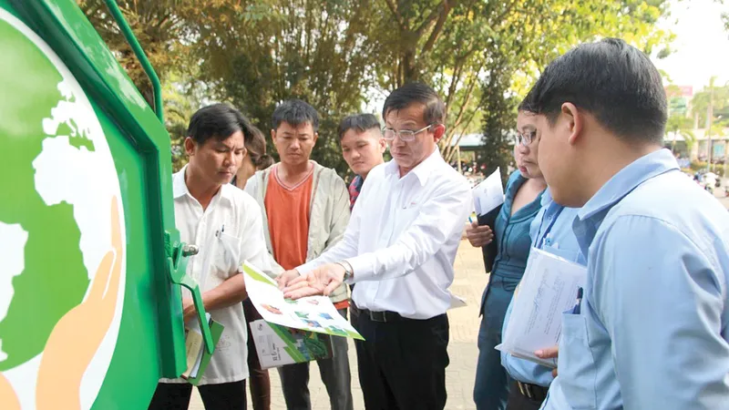 Ông Đặng Quế Hùng - Giám Đốc SP.SAMCO giới thiệu Xe ép rác 2m3 tại hội nghị chuyển đổi phương tiện vận chuyển chất thải rắn sinh hoạt