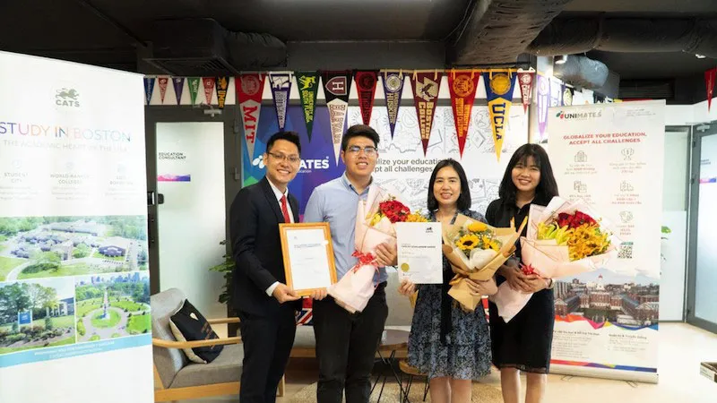  Nguyễn Duy An (thứ hai từ trái qua) cùng mẹ và đại diện đơn vị trao học bổng