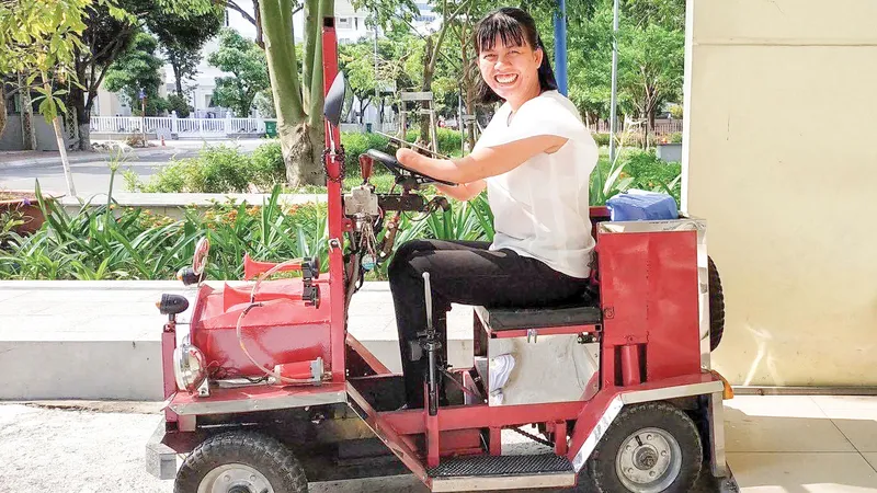 Cô Trần Thị Mỹ Quyên bên chiếc xe do một người bạn tặng