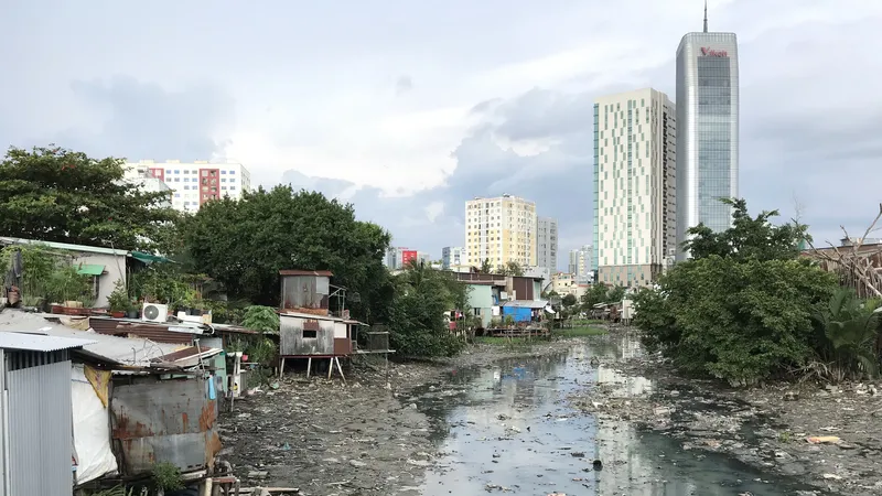 Rạch Xuyên Tâm bị ô nhiễm nặng suốt hàng chục năm qua. Ảnh: ANH TUẤN