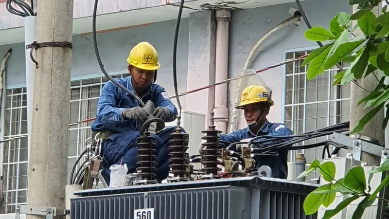 Nhân viên EVNHCMC kiểm tra lưới điện để đảm bảo an toàn điện trong mùa mưa