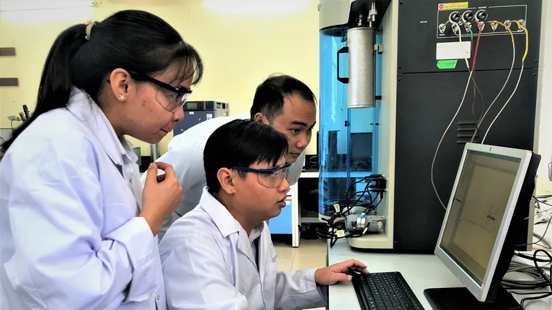Các nhà khoa học đang làm việc tại Trung tâm Nghiên cứu vật liệu cấu trúc nano và phân tử (ĐH Quốc gia TPHCM)