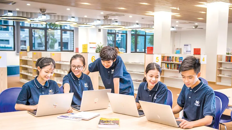 Với kênh học trực tuyến, học sinh còn được rèn luyện các kỹ năng như kỹ năng tự học, sử dụng công nghệ thông tin,… đồng thời, giao lưu, kết nối với bạn bè đến từ nhiều vùng miền khác nhau
