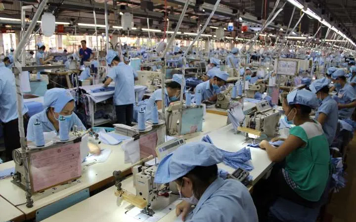 Đề xuất hỗ trợ tiền, miễn đóng bảo hiểm y tế với người lao động khó khăn