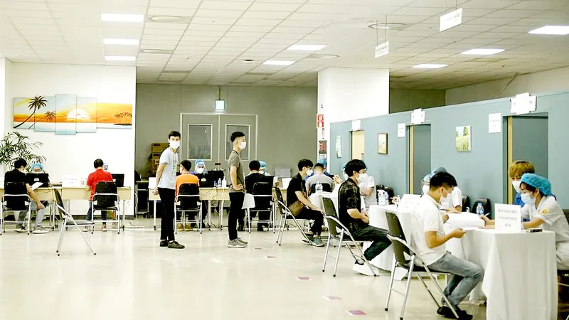 Công nhân Công ty Điện tử Samsung Electronic Việt Nam thuộc KCN Yên Phong, Bắc Ninh khám sàng lọc trước khi tiêm vaccine Covid-19. Ảnh: MẠNH CƯỜNG