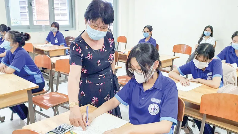 Học sinh lớp 12, Trường THPT Nguyễn Du (quận 10, TPHCM) trong một giờ học cuối học kỳ 2 năm học 2020-2021. Ảnh: THU TÂM