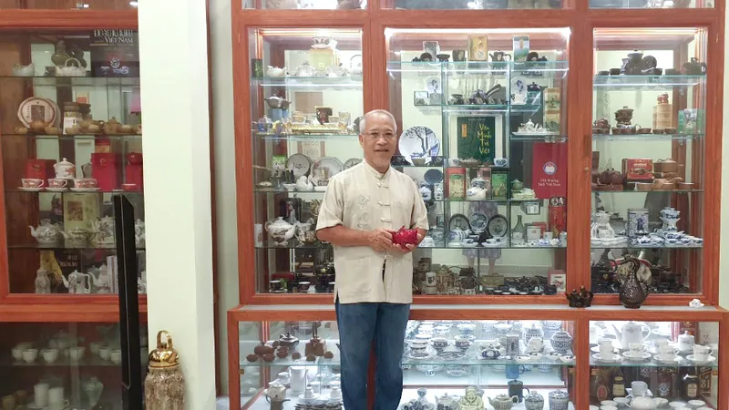 Ông Trịnh Quang Dũng bên bộ sưu tập ấm trà