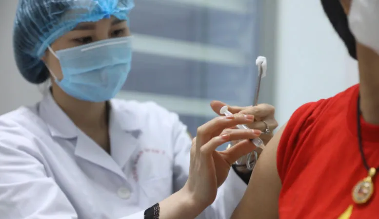 Tình nguyện viện được tiêm mũi 2 giai đoạn 2 thử nghiệm lâm sàng đối với vaccine Nano Covax. Ảnh: VGP