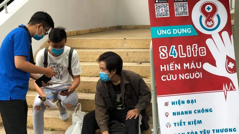 Đoàn viên Quận đoàn 1 hướng dẫn tình nguyện viên sử dụng ứng dụng S4Life 