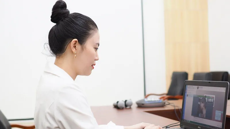  Bác sĩ Bệnh viện Da liễu TPHCM tư vấn chăm sóc cho người bệnh qua Zalo. Ảnh: THÀNH AN