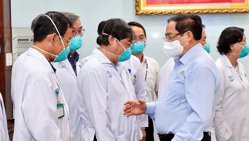 Thủ tướng Phạm Minh Chính động viên đội ngũ thầy thuốc của BV Chợ Rẫy, ngày 13-5-2021. Ảnh: VGP