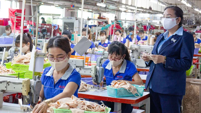 Nhiều DN ngành dệt may có đơn hàng khá. Trong ảnh: Khâu sản xuất của Công ty thời trang PALTAL (quận 12, TPHCM). Ảnh: HOÀNG HÙNG
