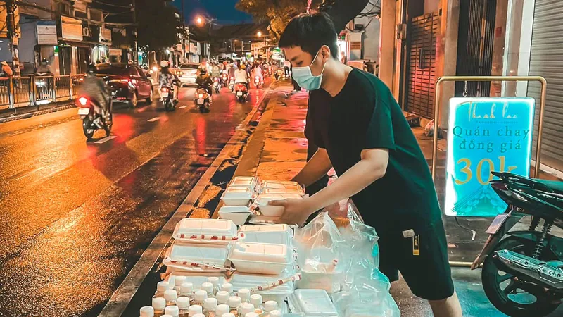 Những phần ăn chay do quán chay Thanh Lạc (quận 4) của anh Thanh nấu và gửi đến bà con lao động khó khăn