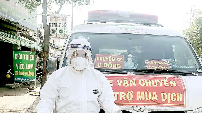 Anh Trần Phước Hòa và chiếc xe chở bệnh nhân chạy thận