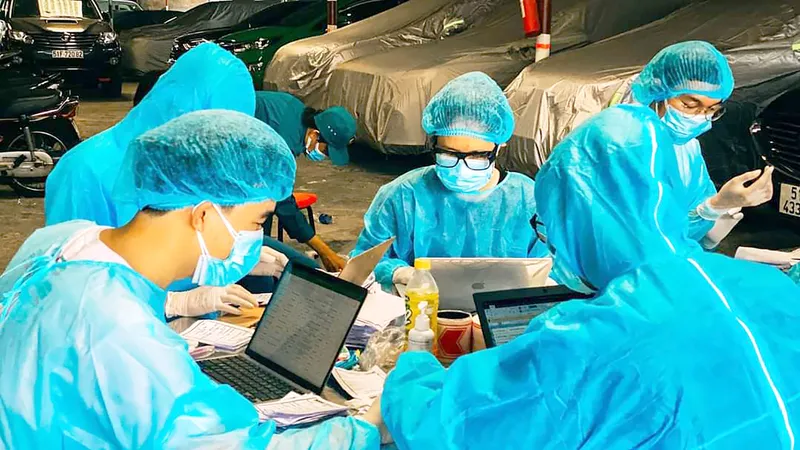 Sinh viên ngành y tại TPHCM tình nguyện tham gia chống dịch Covid-19 đang nhập liệu tại điểm cách ly. Ảnh: THÁI PHƯƠNG