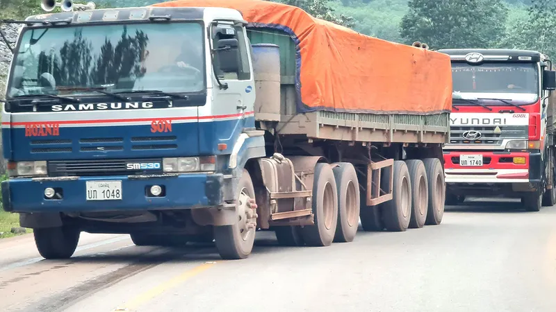 Quốc lộ 8 Hà Tĩnh đi Lào nhiều đoạn chật cứng. Ảnh: MINH PHONG