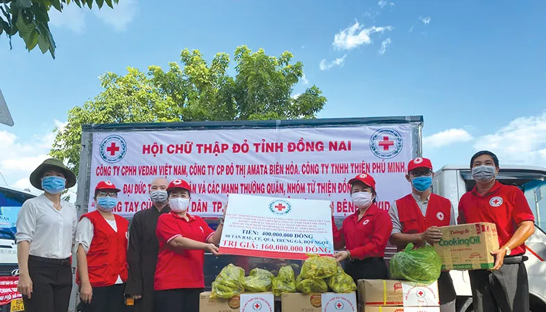 Vedan đồng hành cùng Hội Chữ thập đỏ tỉnh Đồng Nai gửi các sản phẩm do công ty sản xuất đến người dân nghèo bị ảnh hưởng bởi dịch