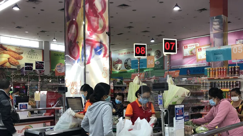 Khách mua sắm tại Satramart Siêu thị Phạm Hùng