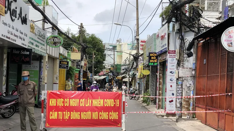 Tổ dân phố dựng rào chắn để hạn chế phương tiện ra vào trên đường Thống Nhất, phường 10, quận Gò Vấp. Ảnh: BÙI ANH TUẤN