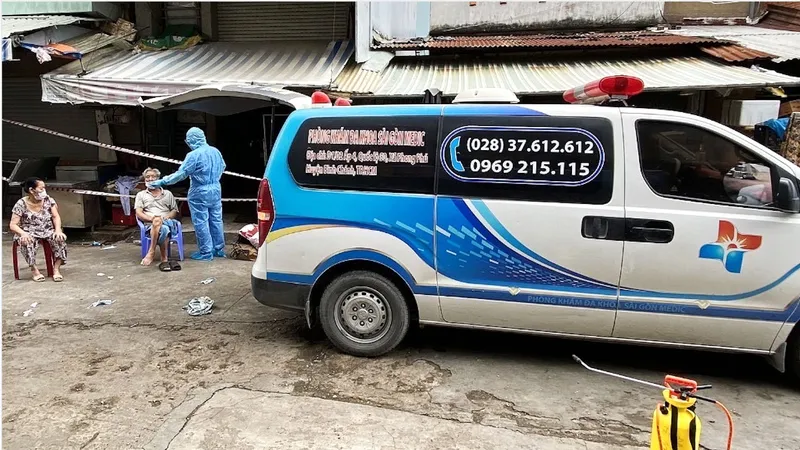 Nhóm của bác sĩ Trần Văn Dương nhận tư vấn và khám bệnh miễn phí