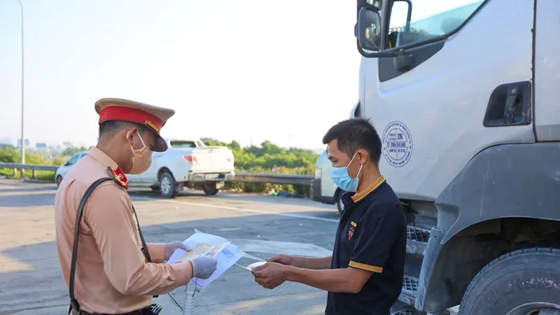 Còn địa phương kiểm tra giấy xét nghiệm lái xe trên “luồng xanh”