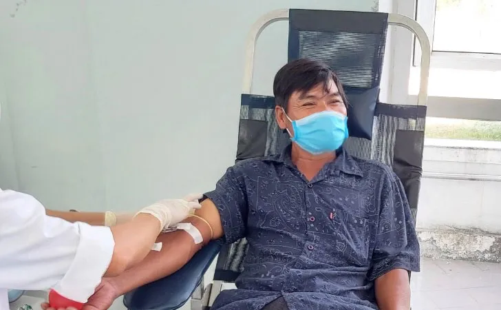 Anh Văn Sinh hiến máu cứu người giữa lúc dịch Covid-19 diễn biến phức tạp