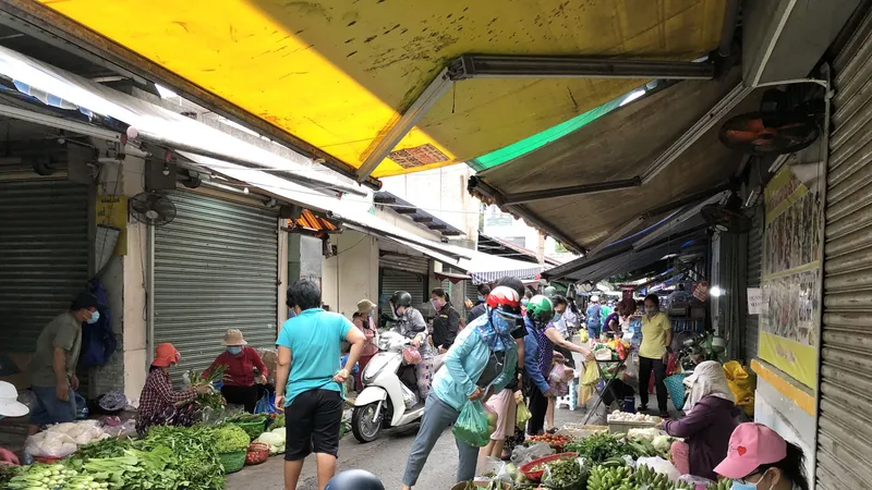 Túm tụm mua bán không đảm bảo an toàn phòng dịch tại chợ An Hội, phường 8, quận Gò Vấp  Ảnh: BÙI ANH TUẤN
