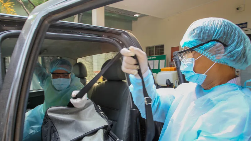 Lực lượng y tế dự phòng TP Thủ Đức sẵn sàng ứng cứu người dân có nhu cầu điều trị Ảnh: HOÀNG HÙNG