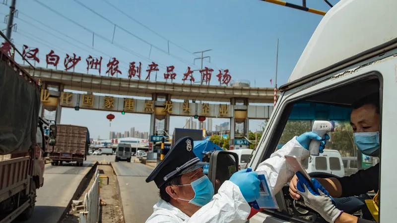 Kiểm tra thân nhiệt tài xế vận chuyển hàng tại Trung Quốc