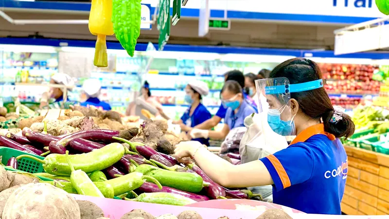 Nhân viên Saigon Co.op chọn thực phẩm cho khách hàng