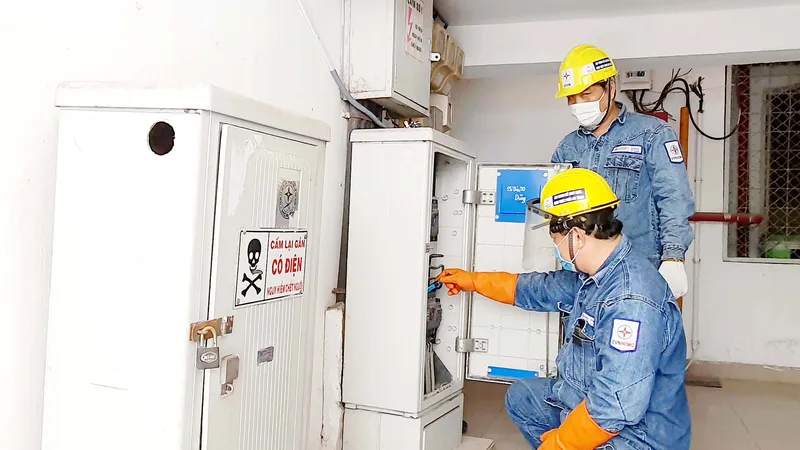 Công nhân EVNHCMC kiểm tra hệ thống điện, phục vụ người dân trong thời gian giãn cách xã hội