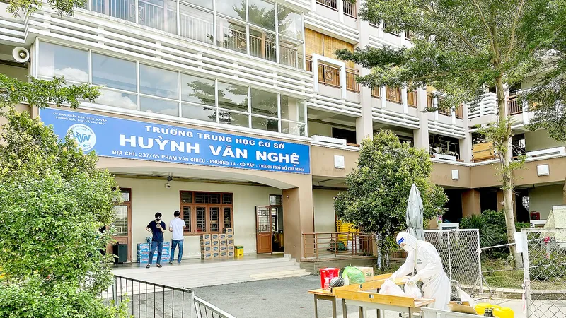 Trường THCS Huỳnh Văn Nghệ (quận Gò Vấp) được trưng dụng làm khu cách ly tập trung. Ảnh: HOÀNG HÙNG
