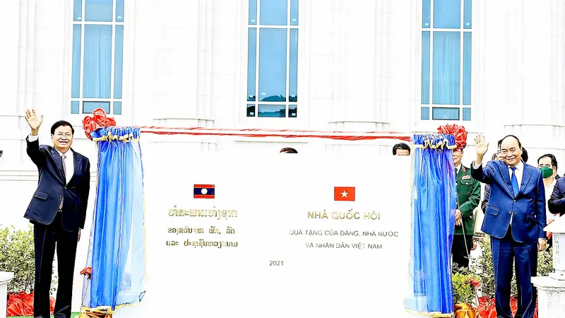 Chủ tịch nước Nguyễn Xuân Phúc và Tổng Bí thư, Chủ tịch nước Lào Thongloun Sisoulith dự lễ bàn giao, trao tặng Nhà Quốc hội Lào. Ảnh: TTXVN