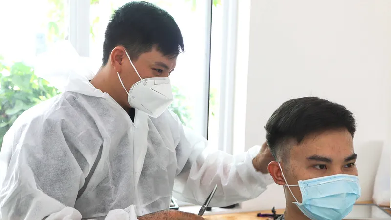 Các bác sĩ Bệnh viện Hoàn Mỹ Thủ Đức cắt tóc trước khi vào "điểm nóng". Ảnh: HOÀNG HÙNG